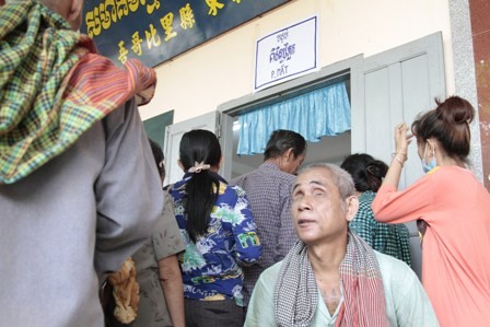 Đoàn bác sĩ Việt Nam đến với bệnh nhân nghèo Campuchia - ảnh 2